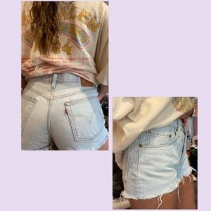 !! Levi’s Light Washed Jean Shorts !!